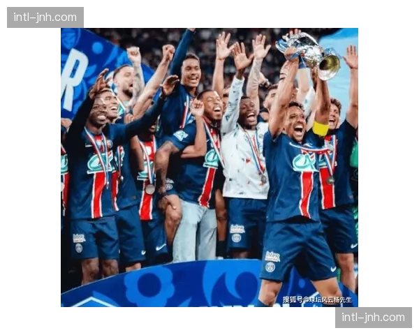 欧冠四分之一决赛：巴黎圣日耳曼1-1战平拜仁慕尼黑，姆巴佩助攻拉莫斯头球破门