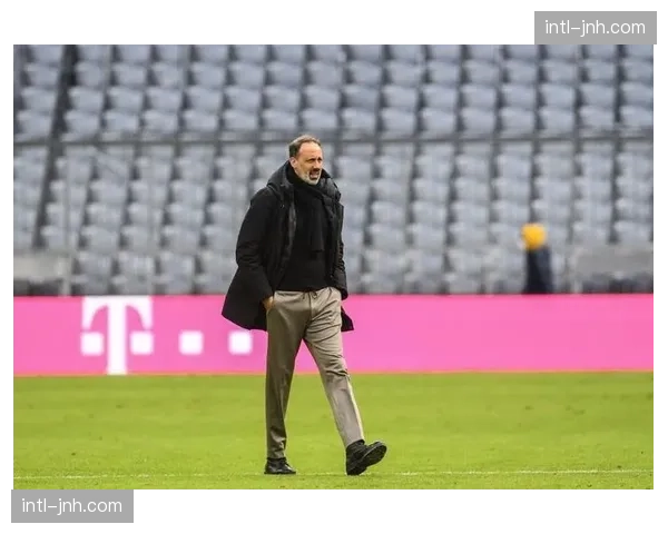 红牌：斯图加特球员因恶意犯规被罚下场